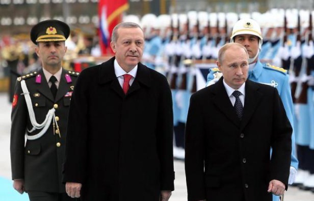 Les présidents turc et russe Tayyip Erdogan et Vladimir Poutine passent en revue la garde d'honneur au palais présidentiel à Ankara le 1er décembre 2014