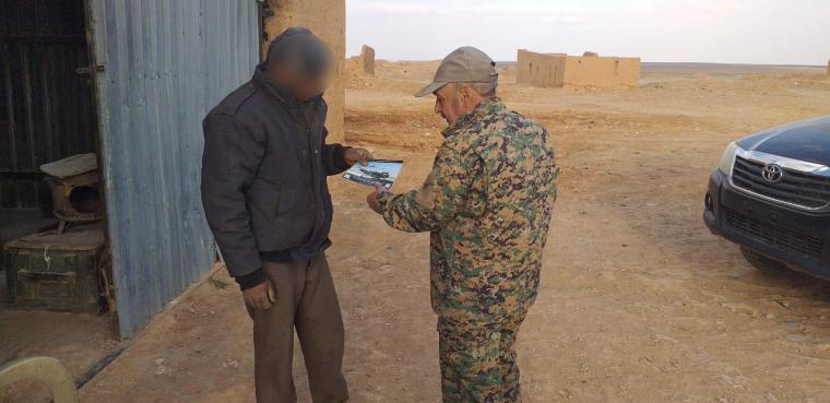 ο Ελεύθερος Συριακός Στρατός μοιράζει φυλλάδια για την επίθεση στην al-Tanf 