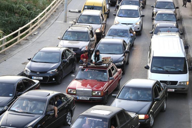 Λιβανέζοι πολίτες με τα ζώα τους που εγκαταλείπουν τα νότια χωριά, σε όχημα σε έναν αυτοκινητόδρομο που συνδέει με την πόλη της Βηρυτού, στη νότια πόλη-λιμάνι της Σιδώνας, στον Λίβανο