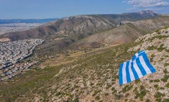 Ελληνική σημαία στον Υμηττό