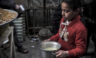 κοριτσάκι με φαγητό στη Γάζα