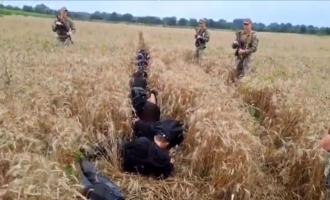 Ουκρανοί προσπάθησαν να δραπετεύσουν μπουσουλώντας σε χωράφι