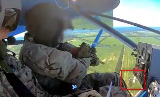 Ουκρανός στρατιώτης πυροβολεί drone από αεροπλάνο