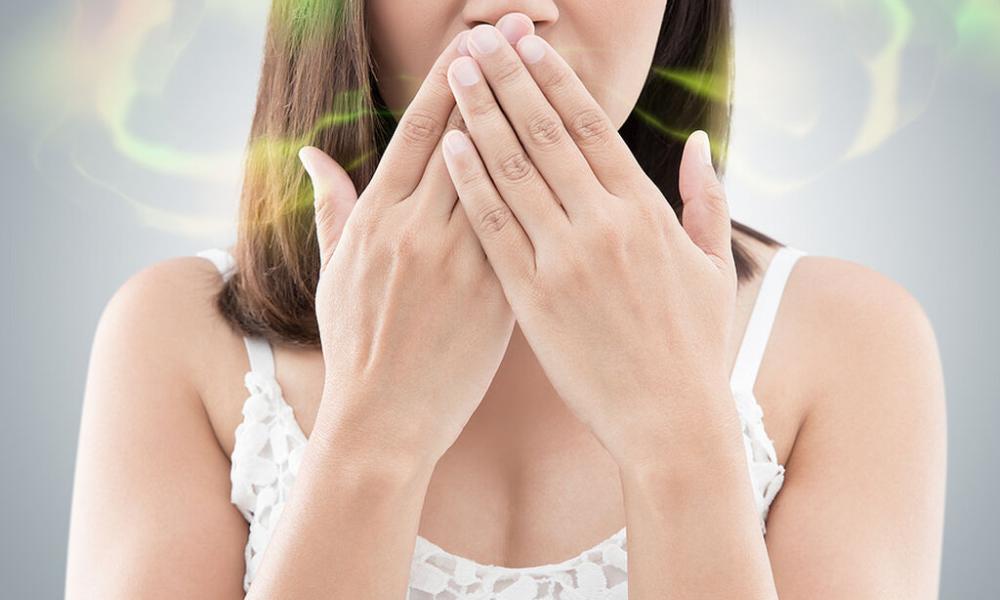 οι περιοδοντικές παθήσεις, σύμπτωμα των οποίων είναι η κακοσμία του στόματος, προωθούν την εκδήλωση φλεγμονής