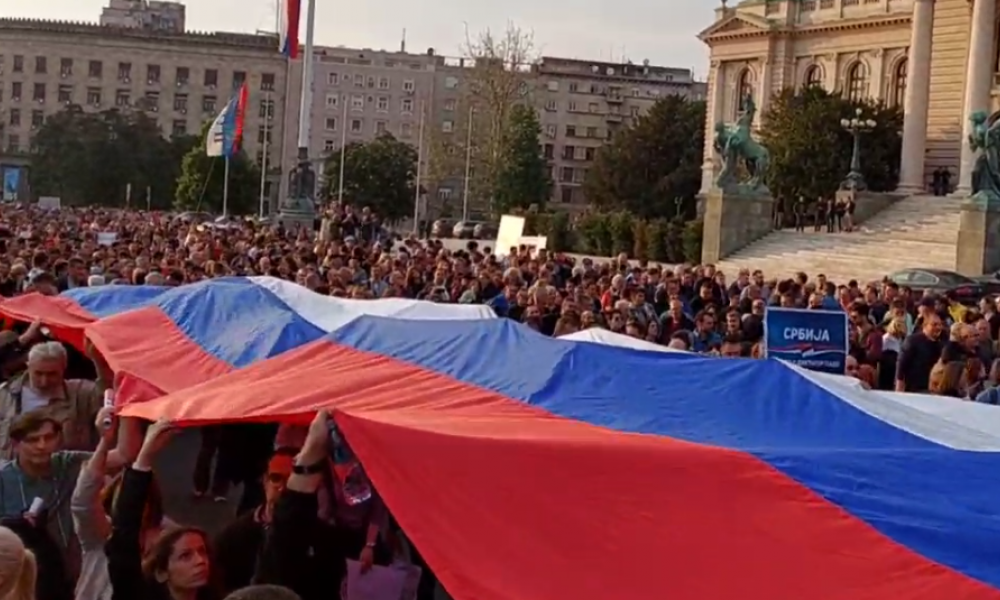 Οι Σερβοβόσνιοι σηκώνουν την σημαία της αυτονομίας .