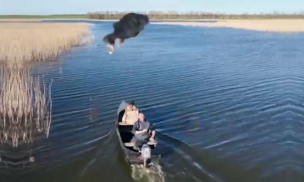 ψαράς πετάει ψάρι σε drone