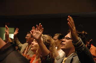 Πεντηκοστιανοί σε κατάσταση έκστασης γλωσσολαλούν