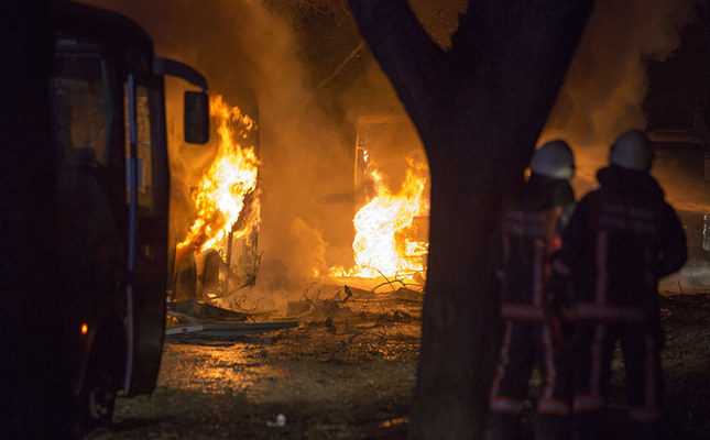 Ankara Valisi Mehmet Kılıçlar, askeri servis konvoyunda patlama meydana geldiğini, ilk belirlemelere göre 5 kişinin hayatını kaybettiğini, 10 kişinin yaralandığını, patlamanın bomba yüklü araçla gerçekleştirildiğinin tahmin edildiğini söyledi. ( Murat Kaynak - Anadolu Ajansı )