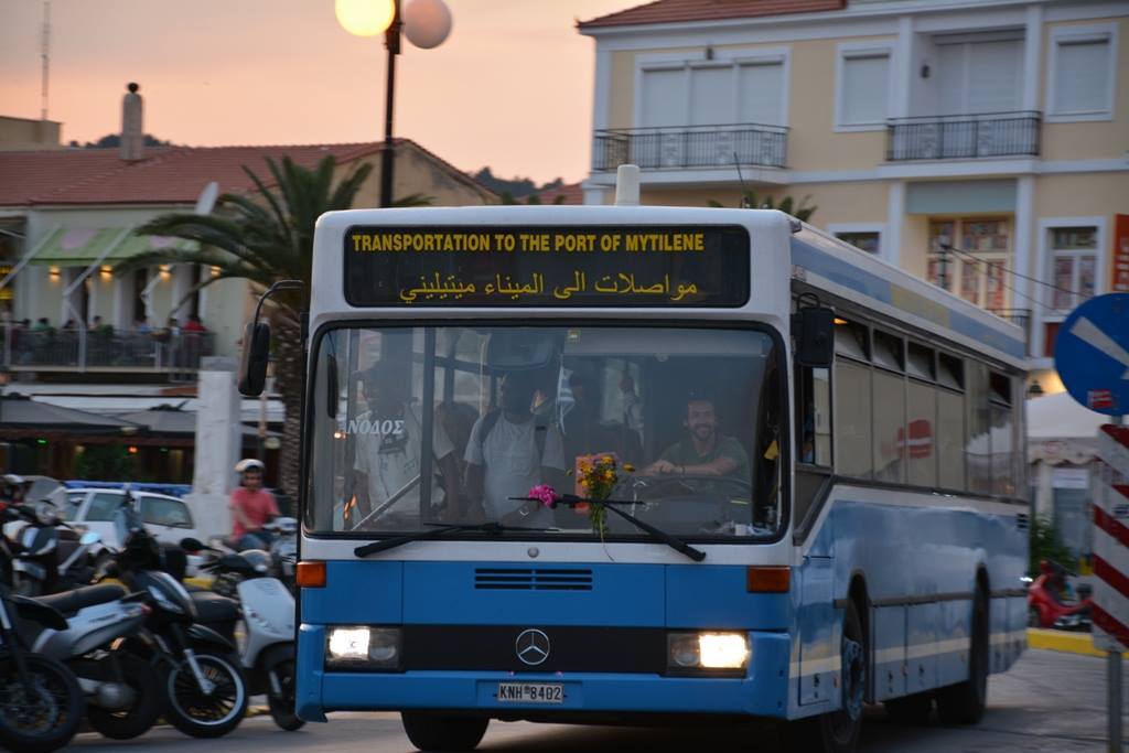 Εικόνα σοκ – Με αραβική ταμπέλα κυκλοφορούν τα λεωφορεία στην Μυτιλήνη – Εκτός ελέγχου η κατάσταση %CF%84%CF%81%CE%B1%CE%BD%CF%83%CF%80